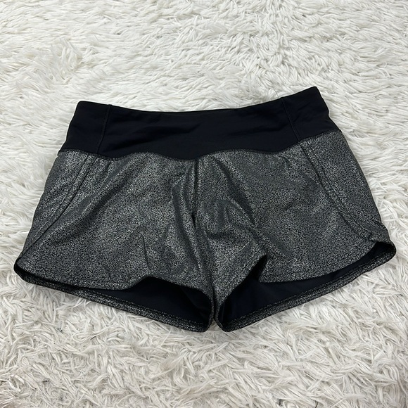 Lululemon Run Times Short II 4" Luminosity Foil Print Black Silver / Black - Picture 1 of 5
